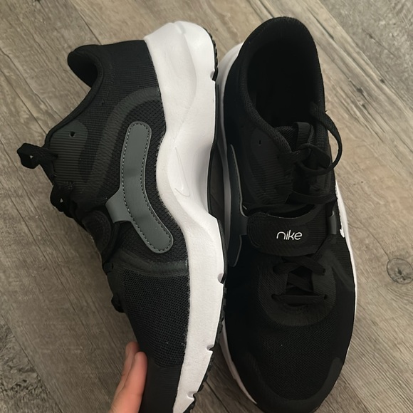 New Nike shoes - Picture 2 of 4